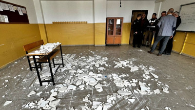 Samsun'da bir okulun tavanındaki alçılar döküldü! 7 öğrenci hafif yaralandı