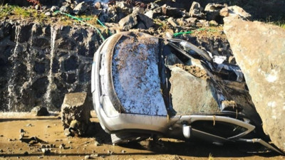 Yamaçtan kopan kayalar AK Parti ilçe başkanının aracına düştü