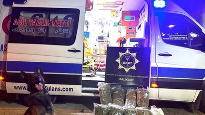 Balıkesir'de bu kadarına da pes dedirten uyuşturucu sevkiyatı! Ambulansın içindeki valizlerden böyle bulundu