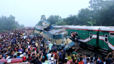 Bangladeş'te tren kundaklama olayı! Ateşe verdikleri vagonlarda 4 kişi yanarak hayatını kaybetti