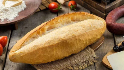 Elazığ'da ekmeğin içinden naylon çıktı