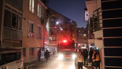 Sakarya'daki 5 katlı binada yangın: Vatandaşlar sokağa çıktı