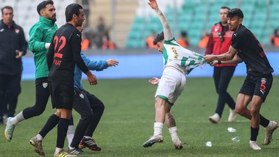 Bursaspor-Diyarbekirspor maçı sonrasında saha karıştı! Savaş alanında 5 kişi kırmızı kart gördü