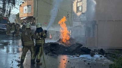 Üsküdar'da yol çalışması sırasında doğal gaz borusunun patlaması nedeniyle yangın çıktı