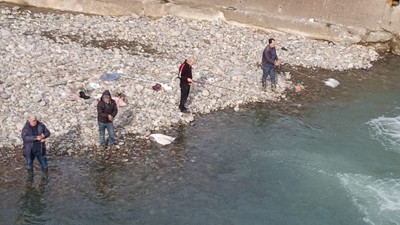 Artvin'de fırtına balık kafesini yırttı, dereye doluşan somunları gören koştu!