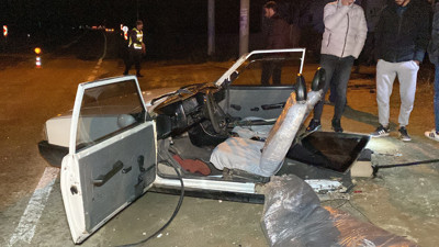 Aksaray'da arazi aracı ile çarpışan otomobil ikiye bölündü