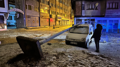 Kastamonu'da fırtınanın etkisiyle devrilen elektrik direği, bir aracın üstüne düştü