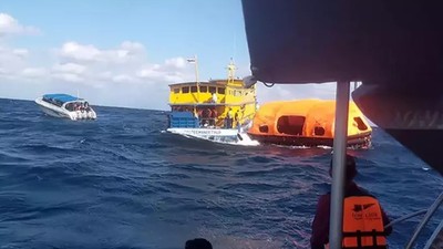 Tayland'da batan feribottaki 70 yolcu, son anda kurtarıldı