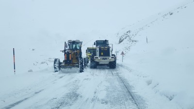 Doğu'da etkili olan yoğun kar nedeniyle 1024 yerleşim yerinin yolu ulaşıma kapandı