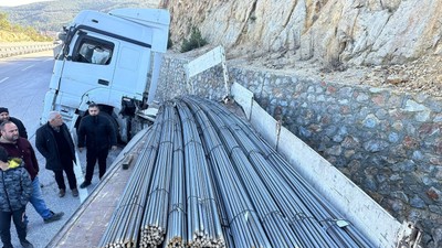 İnşaat demiri yüklü tır kayarak refüje girdi! Trafik durma noktasına geldi