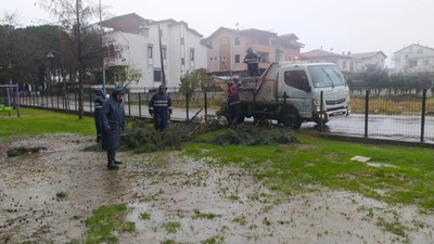 Ordu'da etkili olan fırtına 12 evin çatısını uçurdu!