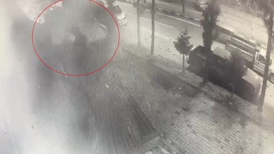 Rize'de fırtınada uçan çatı arabalara zarar verdi: O anlar kamerada