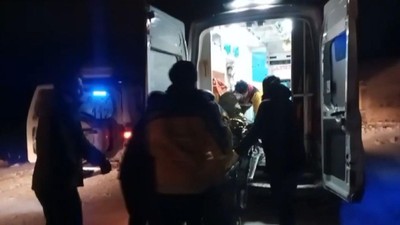 Kar nedeniyle kapanan yolu açma çalışmasına katılan iş makinesi uçuruma yuvarlandı! 2 kişi hayatını kaybetti 1 kişiyi arama çalışmaları devam ediyor