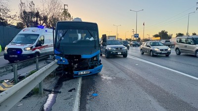 Kocaeli'nde yolcu minibüsü bariyere çarptı! 15 kişi yaralandı