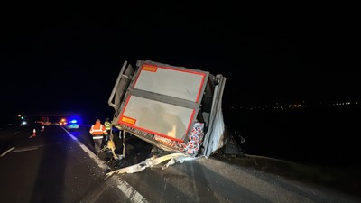 Düzce'de lastiği patlayan tır şarampole devrildi! Sürücü tedavi edildi