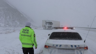 Erzincan-Sivas güzergahında görev yapan ekipler yoğun kar ve tipide yolda kalanların imdadına yetişiyor