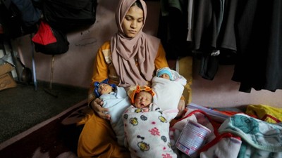 Gazze'de İsrail'in vahşi saldırılarından kaçarak bir okula sığınan kadın dördüz annesi oldu