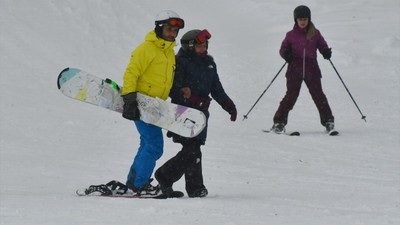 Kar kalınlığının 60 santimetreyi bulduğu Sarıkamış'ta turistler snowboard ve kızak yaptı