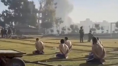 Soykırımcı İsrail durmak bilmiyor! Aralarında çocuk ve yaşlıların da olduğu Filistinlileri yarı çıplak teşhir etti