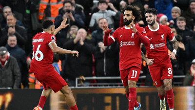 Liverpool Burnley'yi yendi İngiltere'de zirveye yerleşti