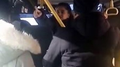 Van'da minibüs karıştı! Kadın kocasını sevgilisiyle saç saça kavga etti! O anlar kamerada