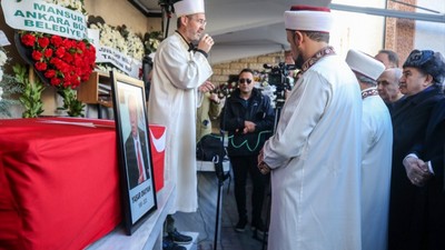 Eski Bakan Yaşar Okuyan memleketi Yalova'da toprağa verildi! Ailesi ve yakınları taziyeleri kabul etti