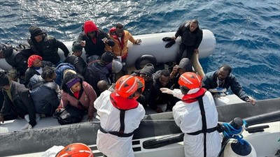 İzmir açıklarında 82 düzensiz göçmen kurtarıldı