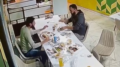 Malatya'da meydana gelen 4,6 büyüklüğündeki depremde herkes kaçarken, 2 kişi yemek yemeye devam etti