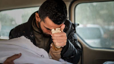 Oğlunun cansız bedeniyle konuşan Filistinli baba yürekleri burktu