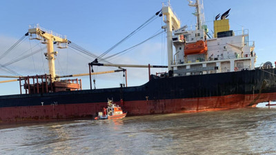 Son Dakika: Tuna Nehri'nde Türk gemicilerin olduğu gemi mayına çarparak karaya oturdu