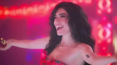 İnci Taneleri'nin fragmanında Hazar Ergüçlü'nün pavyon dansı olay oldu!