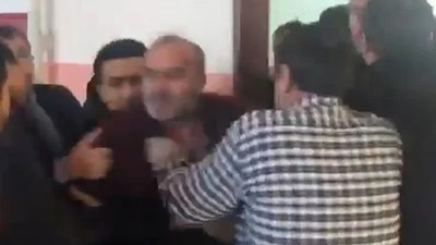 Okulu basıp öğretmenleri dövdüler