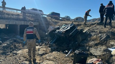 Erzurum'un Oltu ilçesinde seyir halindeki araç şarampole devrildi! 3 kişi hayatını kaybetti