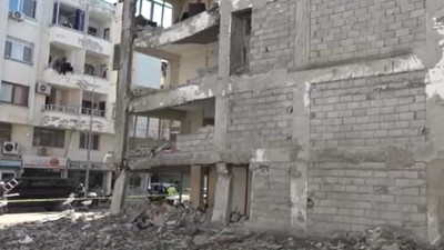 Hatay'da ayakta zor duran 5 katlı bina 'hasarsız' olduğu gerekçesiyle mahkemeye verildi