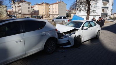 Otomobiline çarpınca şoföre kızdı: Arabayı duman etmişsin