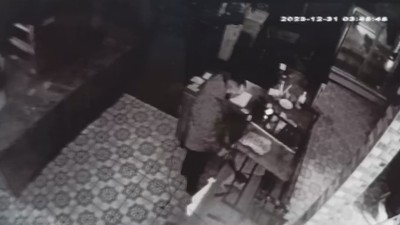 Ankara'da bir hırsız önce tatlı yedi sonra dükkanı soydu!