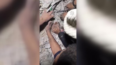 Gazze'de mucize olay! Kız bebek enkazdan sağ çıkarıldı