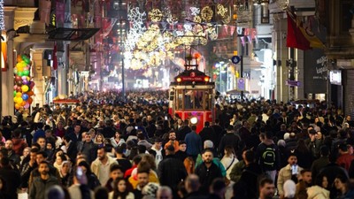 İstanbul yeni yıla ışıl ışıl girdi! Binlerce vatandaş cadde ve sokaklara akın etti