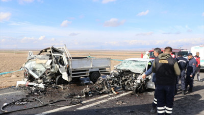 Niğde'de otomobil ve hafif ticari araç çarpıştı! Ölü ve yaralılar var