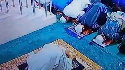 Kampung Baru Al Ula Camii imamı Andi Syamsul Bahri sabah namazını kıldırırken secdede vefat etti