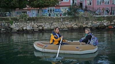 Antarktika'ya giden ilk Türk denizciler olma başarısını yakalayan çiftin oğulları okula her gün botla gidiyor