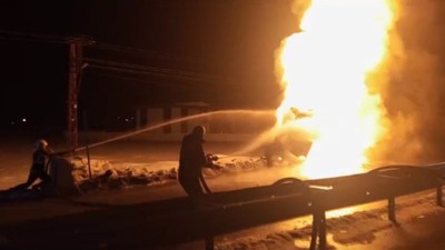 Hakkari'de bir baba alevlerin içine dalarak oğlunu kurtardı