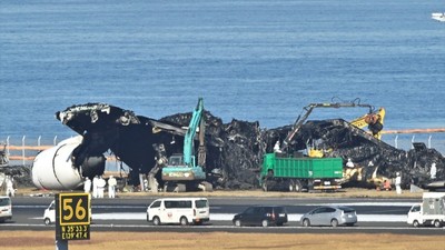 Japonya'da yetkililer uçak kazasının ardından küle dönen uçağı incelemeye devam ediyor