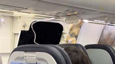 ABD'de basınçtan dolayı yolcu uçağının kapısı koptu: Panik dolu anlar yaşandı