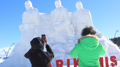 Kars'ta Sarıkamış'ta şehit olan askerler anısına kardan heykellerin açılışı yapıldı