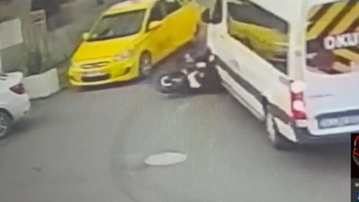 Şişli'de feci kaza! Yolcunun açtığı taksinin kapısıyla minibüsün arasında sıkışan motokurye hayatını kaybetti