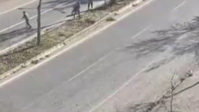 Mardin'de husumetli aileler arasında çıkan silahlı kavga sonucu 1 kişi hayatını kaybetti! O anlar kamerada