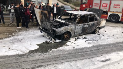 Trabzon'da araç sokak ortasında alev alev yandı!