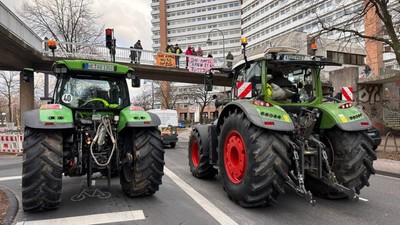 Almanya'da çiftçiler hükümetin dizel için vergi indirimlerini azaltma planını protesto etti