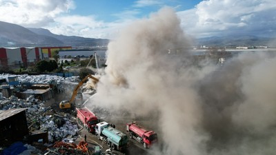 Geçen yıl çıkan yangın 2 gün söndürülememişti! Manisa'daki geri dönüşüm tesisinde çıkan yangın söndürüldü